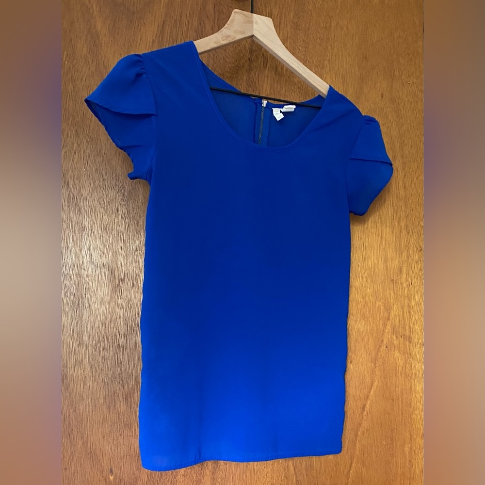 Blue short flutter sleeve blouse. Cute back zipper detail.